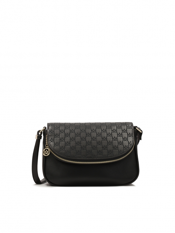 Czarna torebka na ramię z logowaną klapą