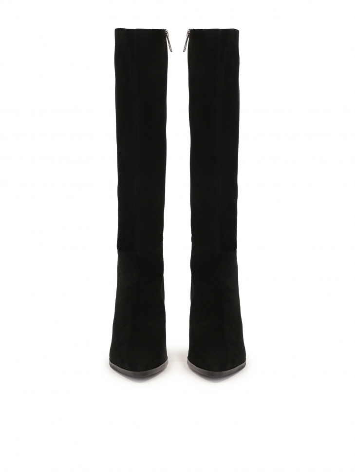 Czarne kozaki z zamszu osadzone na efektownym obcasie