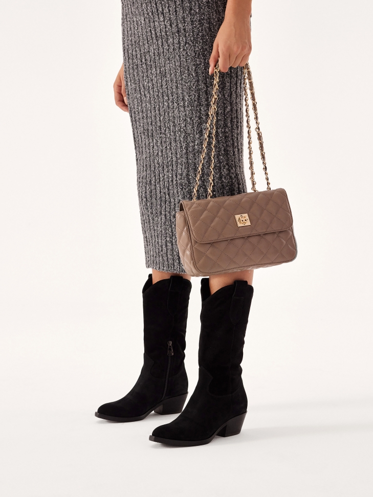 Zamszowe kowbojki na niewysokim obcasie