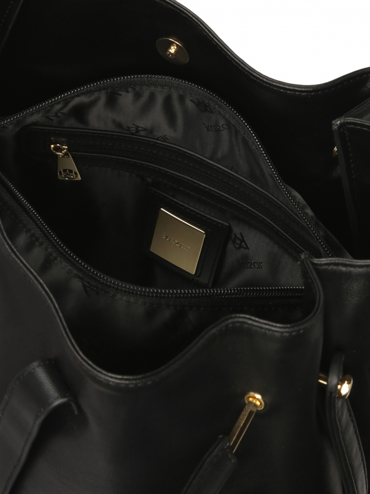 Czarna torebka na ramię i metalowymi uchwytami do ręki