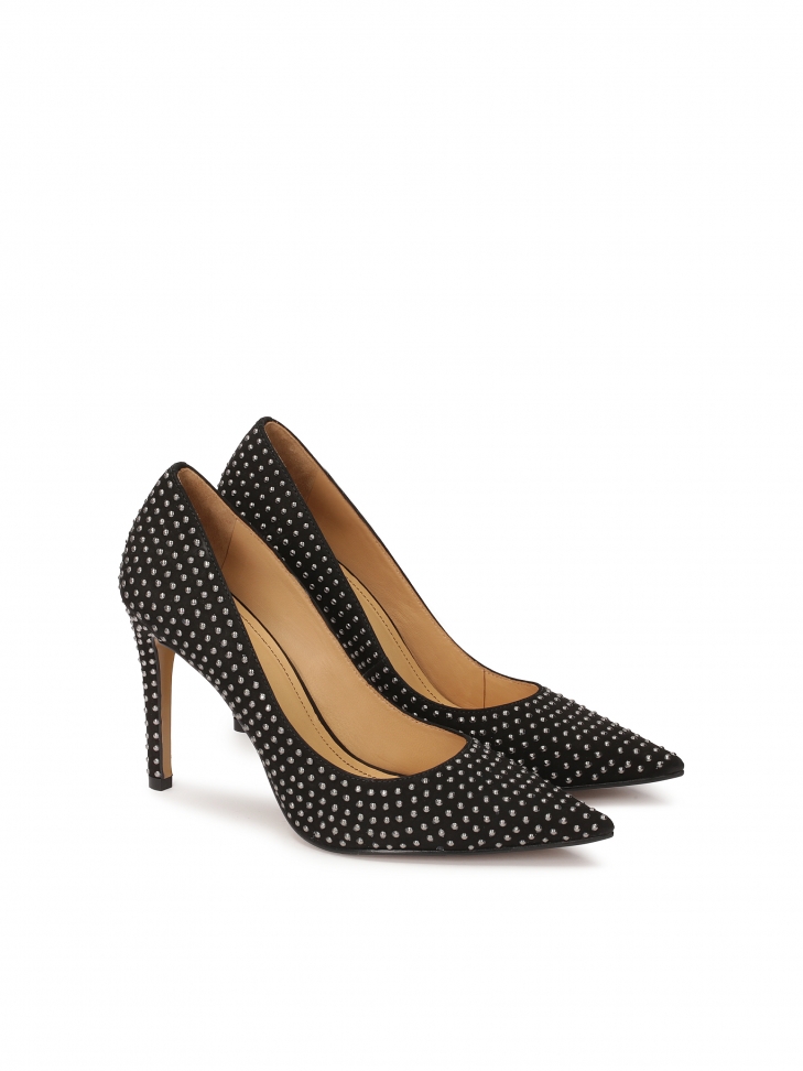 Czółenka z zamszu zdobione drobnymi nitami