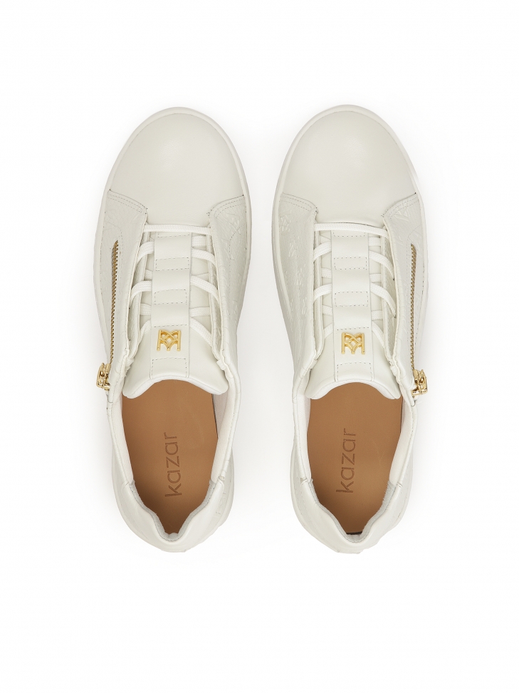 Białe sneakersy z tłoczonym wzorem i suwakiem