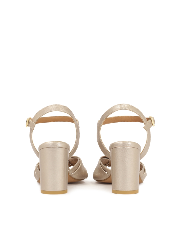 Złote sandały z supełkiem na cholewce