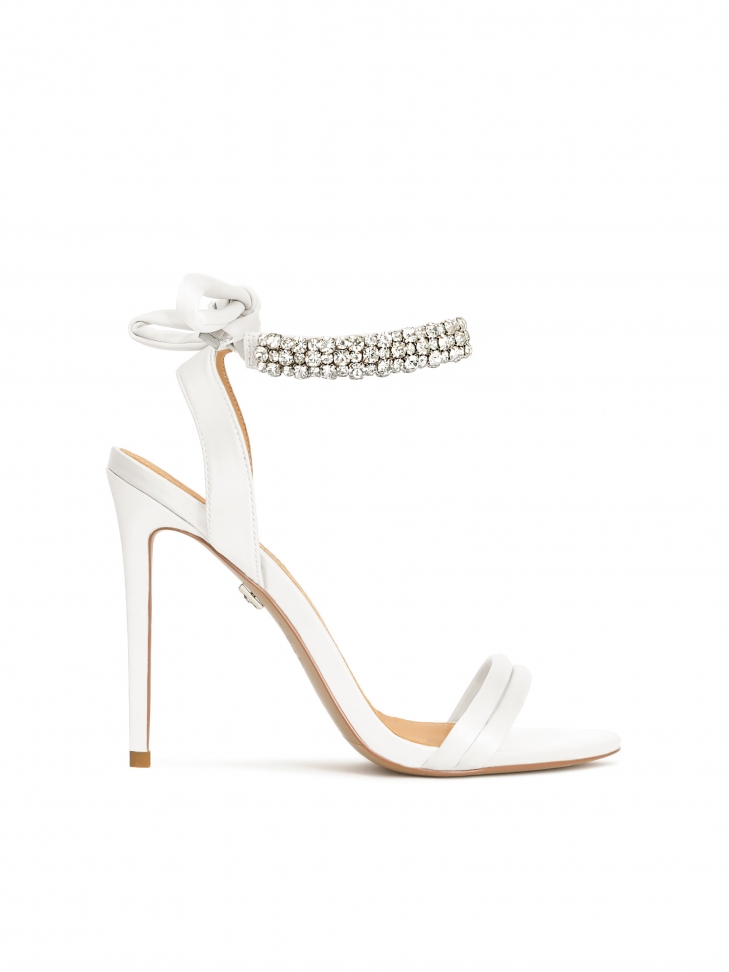 Zdobione sandały ślubne z wiązaniem