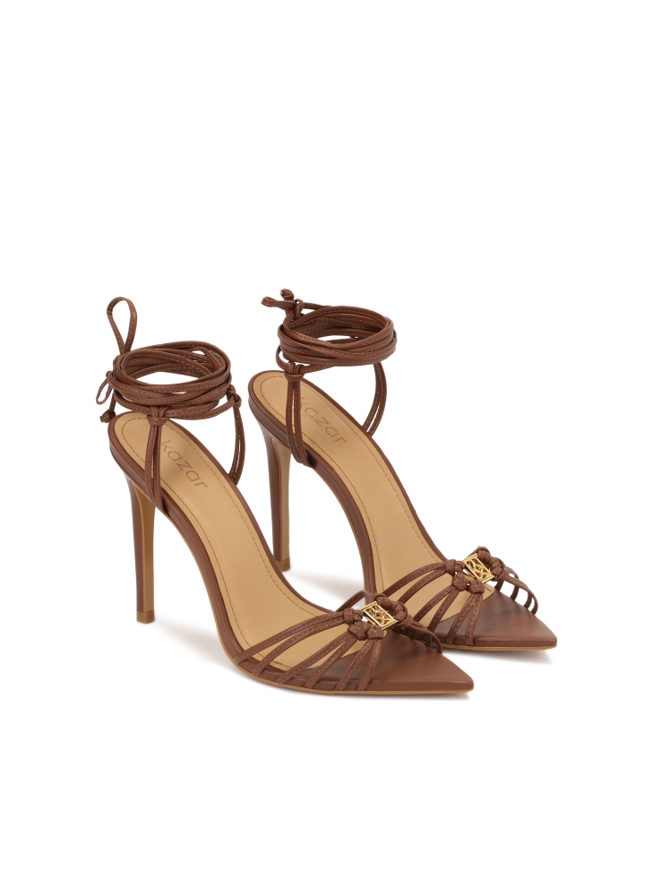 Brązowe wiązane sandały ze spiczastymi noskami