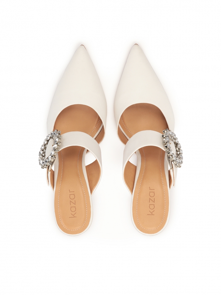 Białe klapki z tkaniny zdobione klamrą z cyrkoniami