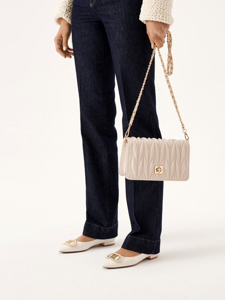 Płaskie czółenka ślubne z biżuteryjną ozdobą