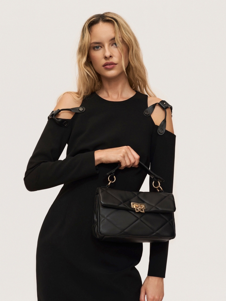 Czarna torebka w pikowany wzór wyposażona w rączkę