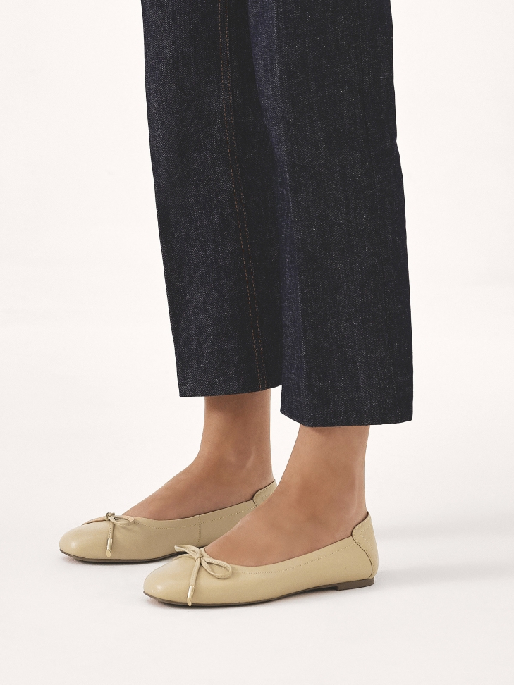 Beżowe baleriny z efektowną piętą