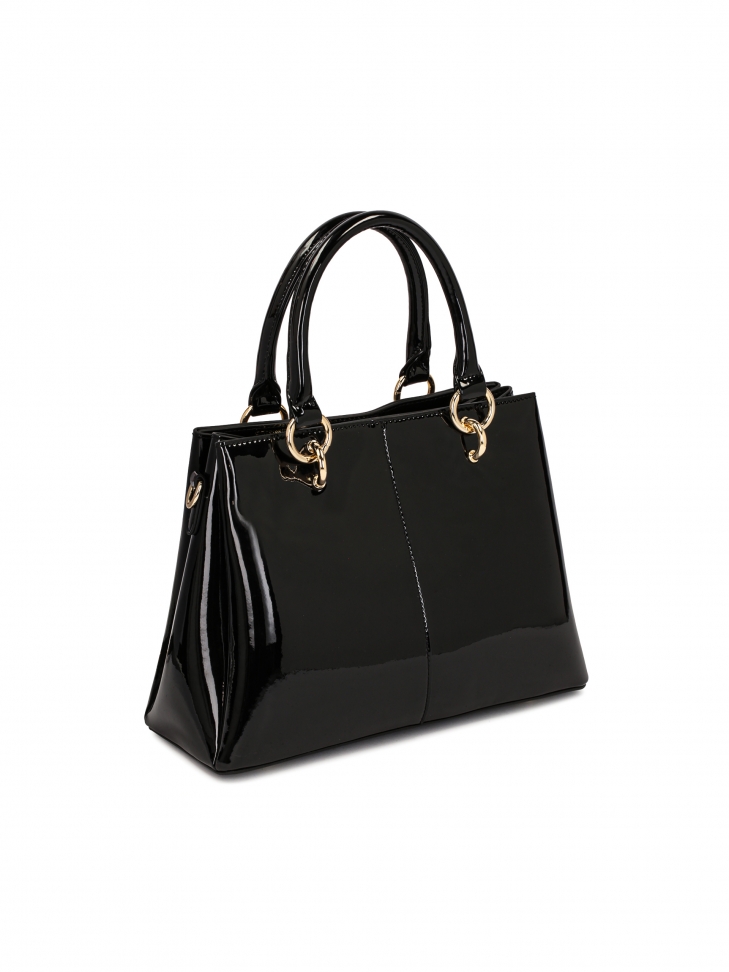 Elegancka lakierowana torebka kuferek ozdobiona łańcuszkiem