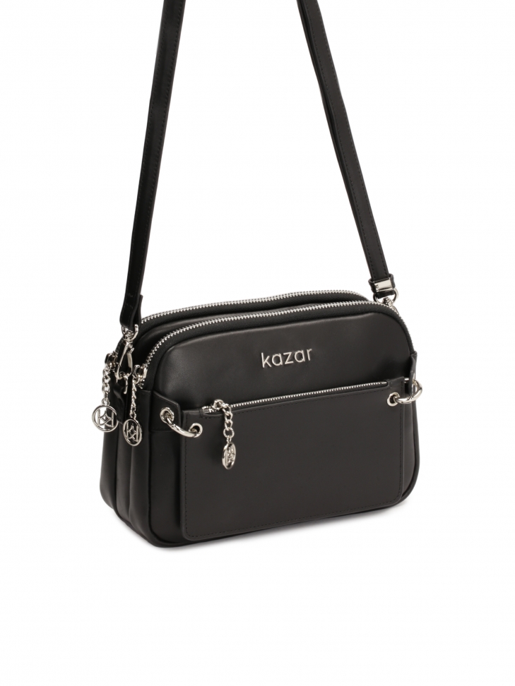 Czarna torebka zdobiona przypinaną saszetką