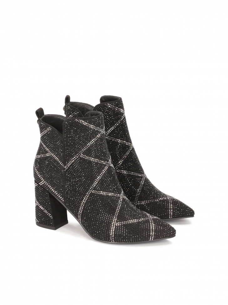 Botki na słupku poyte yształkami