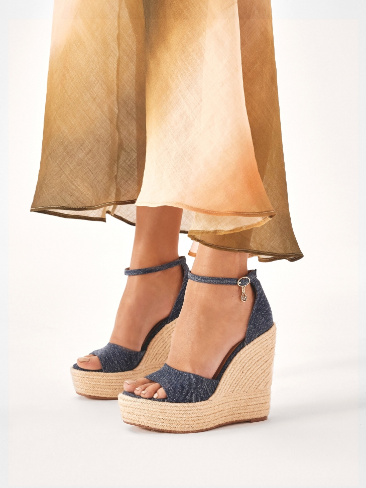 Denimowe sandały na koturnie z paskiem wokół kostki