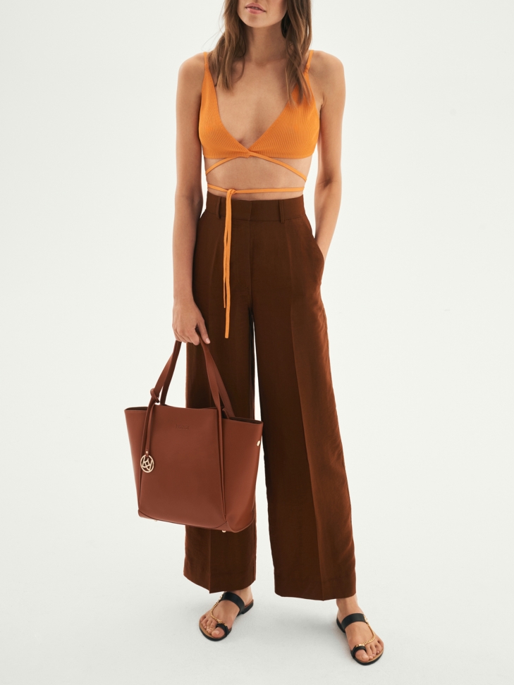 Skórzane czarne klapki z ozdobnym łańcuszkiem