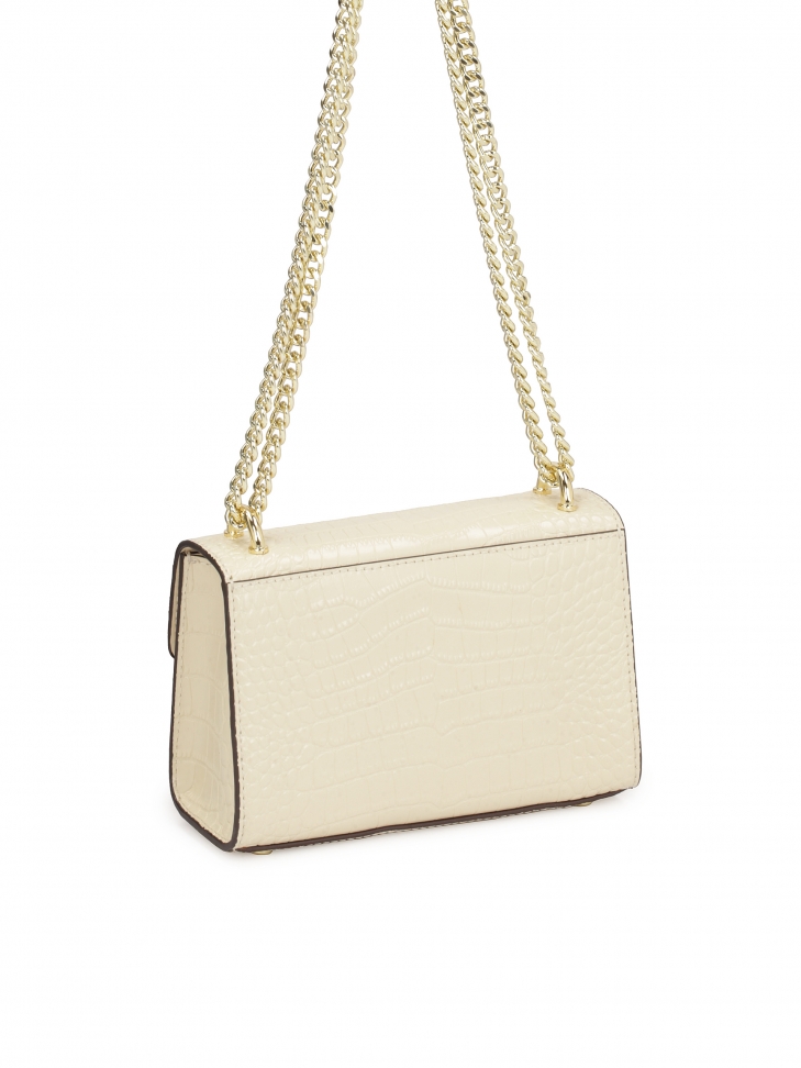 Mała torebka z łańcuchem o sztywnej konstrukcji