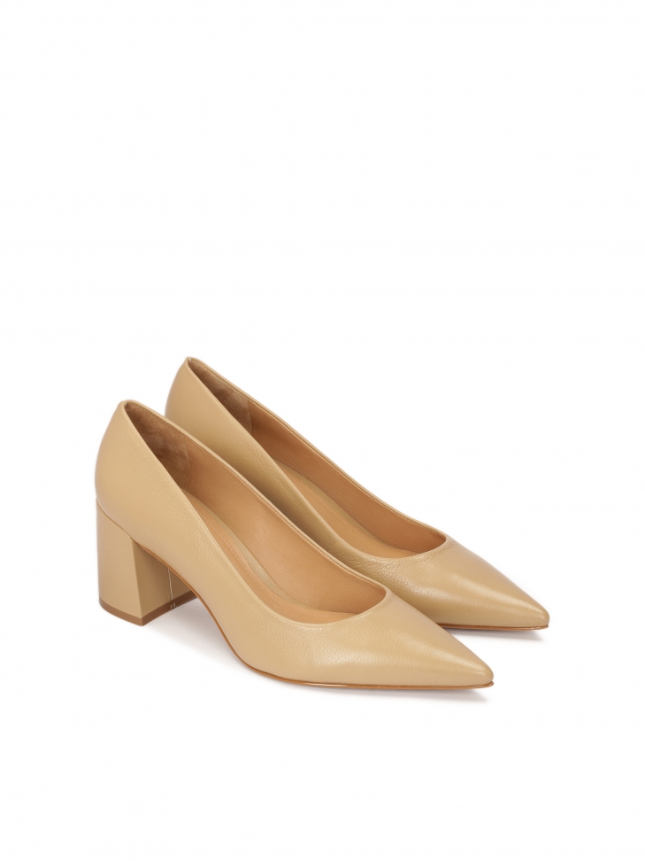 Czółenka z noskami zakończonymi w szpic