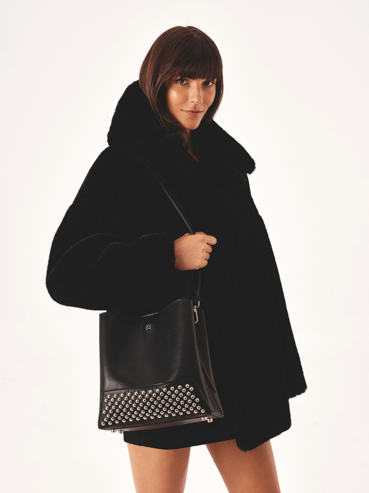 Czarna torebka ze srebrnymi nitami