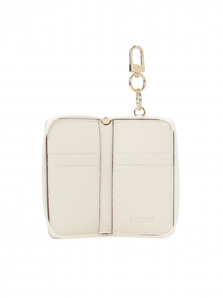 Białe etui na karty ze skóry z tłoczonym motywem