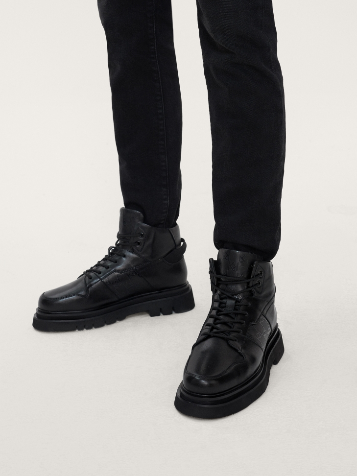 Skórzane czarne trzewiki męskie ze wstawkami w monogramy KAZAR