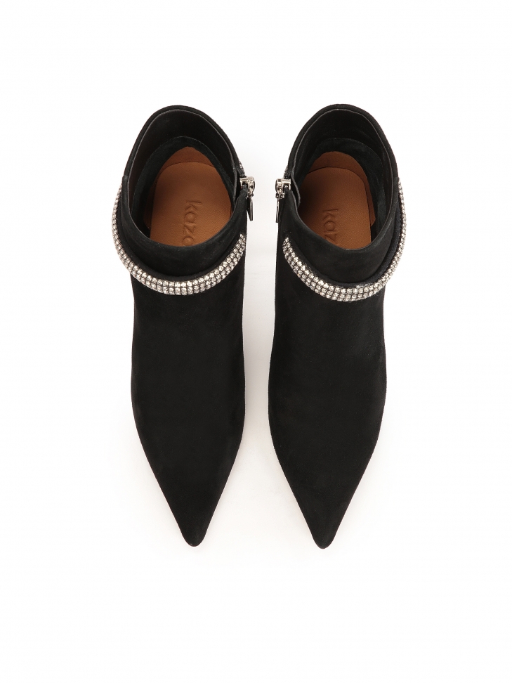 Botki na szpilce z błyszczącym paskiem