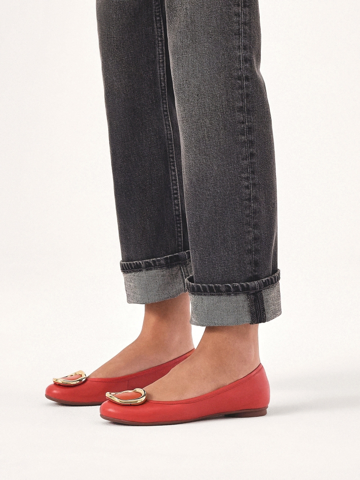 Czerwone skórzane baleriny z metalowym akcentem