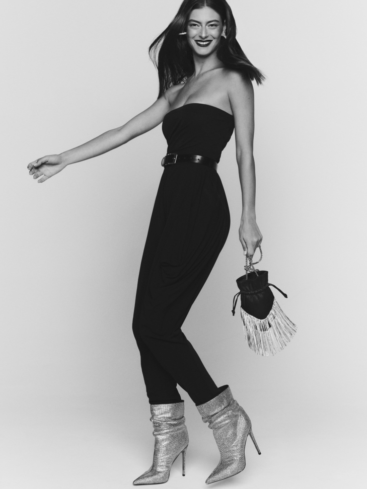 Błyszczące botki wysadzane srebrnymi yształkami