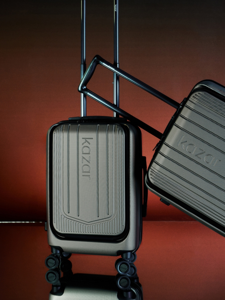 Mała szara walizka kabinowa z policarbonu