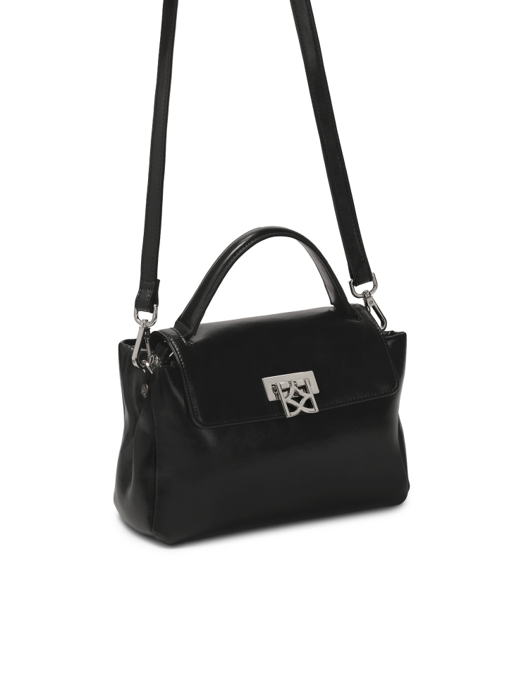 Czarna skórzana torebka z rączką i paskiem
