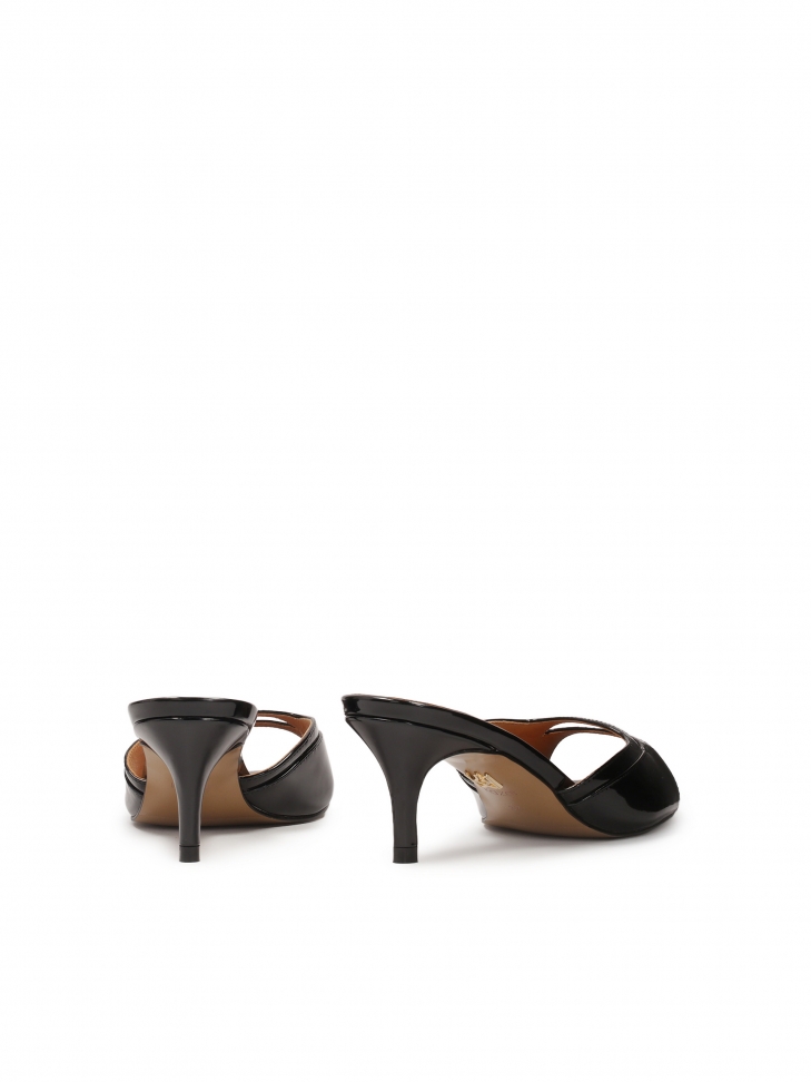 Klasyczne czarne klapki z wyciętą cholewką