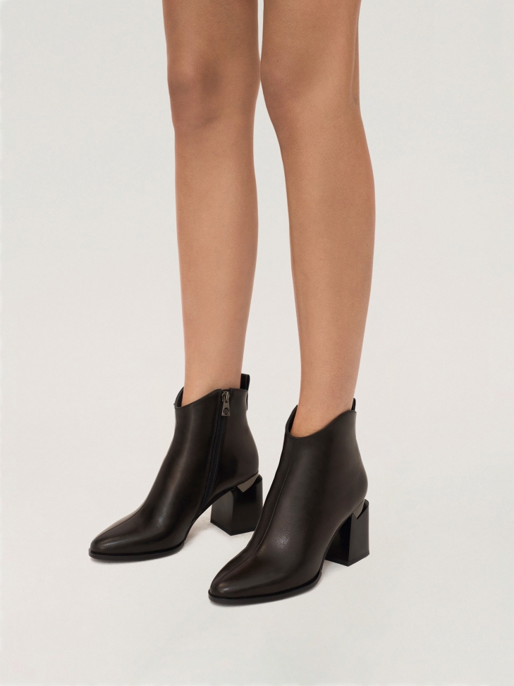 Czarne skórzane botki na słupku z metalową wstawką