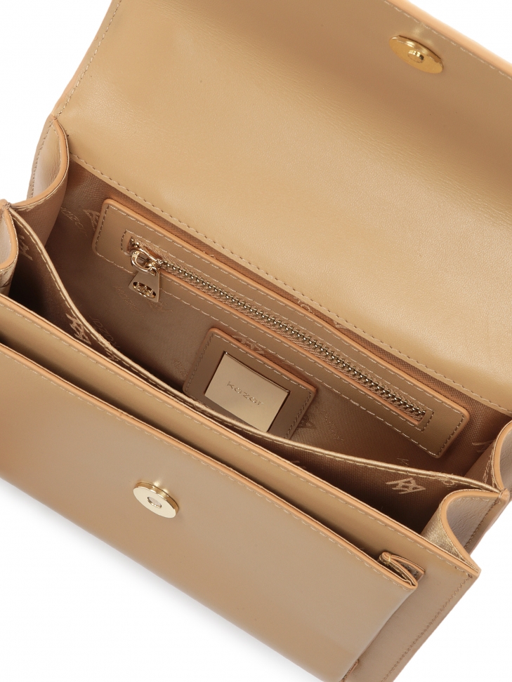 Skórzana torebka z klapą i metalową zawieszką