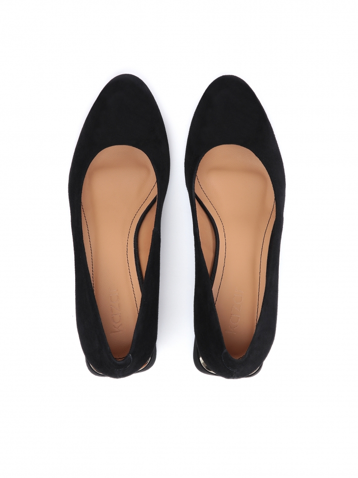 Czarne czółenka z zamszu na niskim obcasie z metalową wstawką