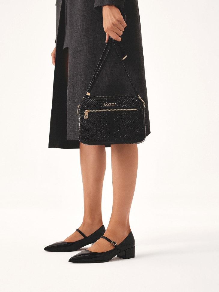 Lakierowane czółenka z paskiem na niskim obcasie