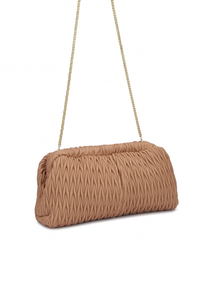 Wizytowa kopertówka z efektownym marszczeniem