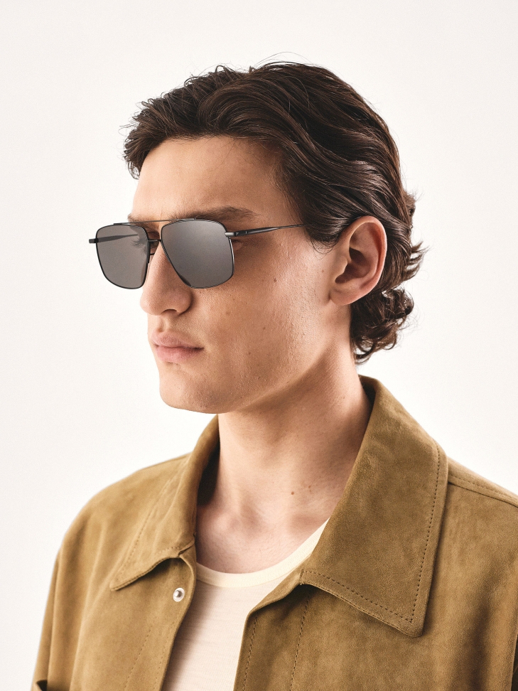 Minimalistyczne czarne okulary z polaryzacją