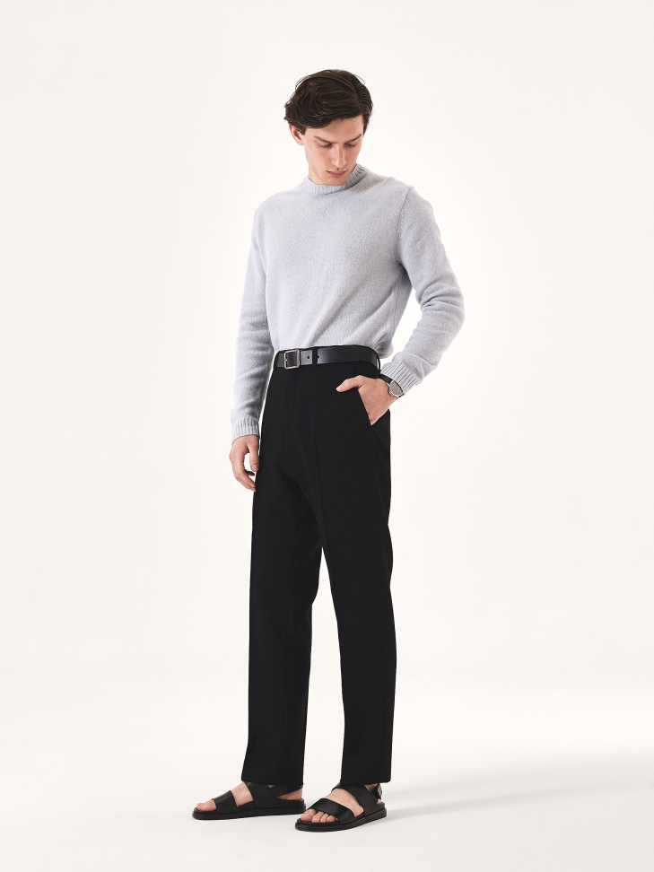 Ponadczasowy zegarek na skórzanym czarnym pasku