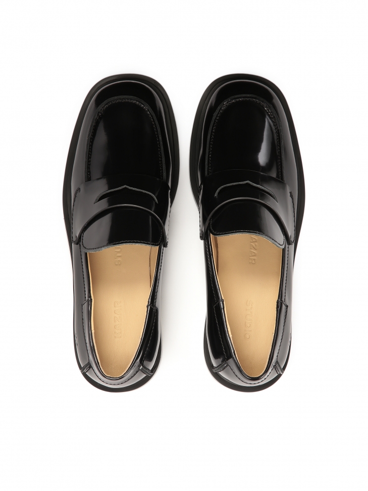 Lakierowane półbuty z przeszyciem na przodzie