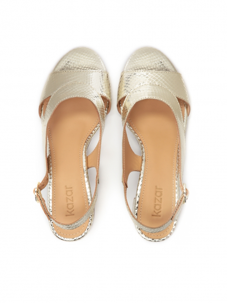 Sandały na słupku z tłoczonej skóry