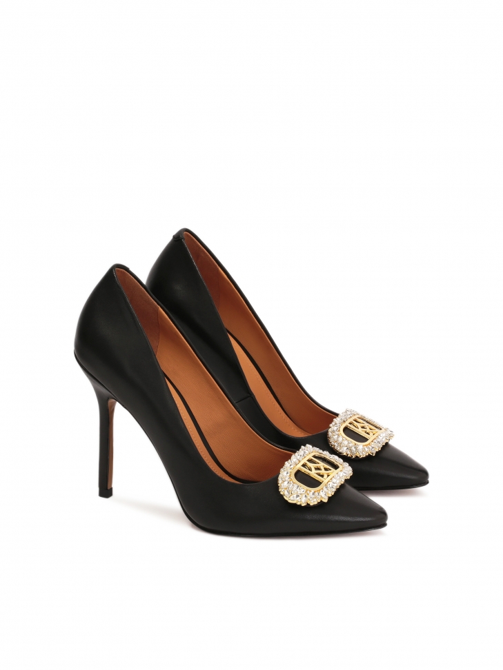 Czarne skórzane szpilki z biżuteryjną dekoracją