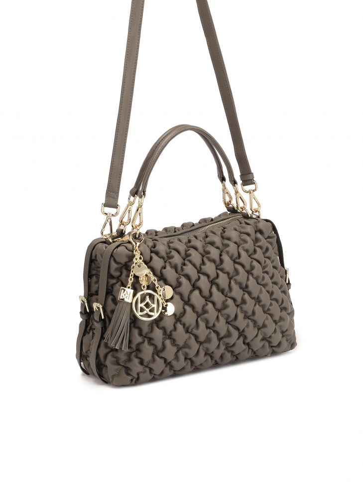 Skórzana torebka z uchwytami zdobiona modnym przeszyciem