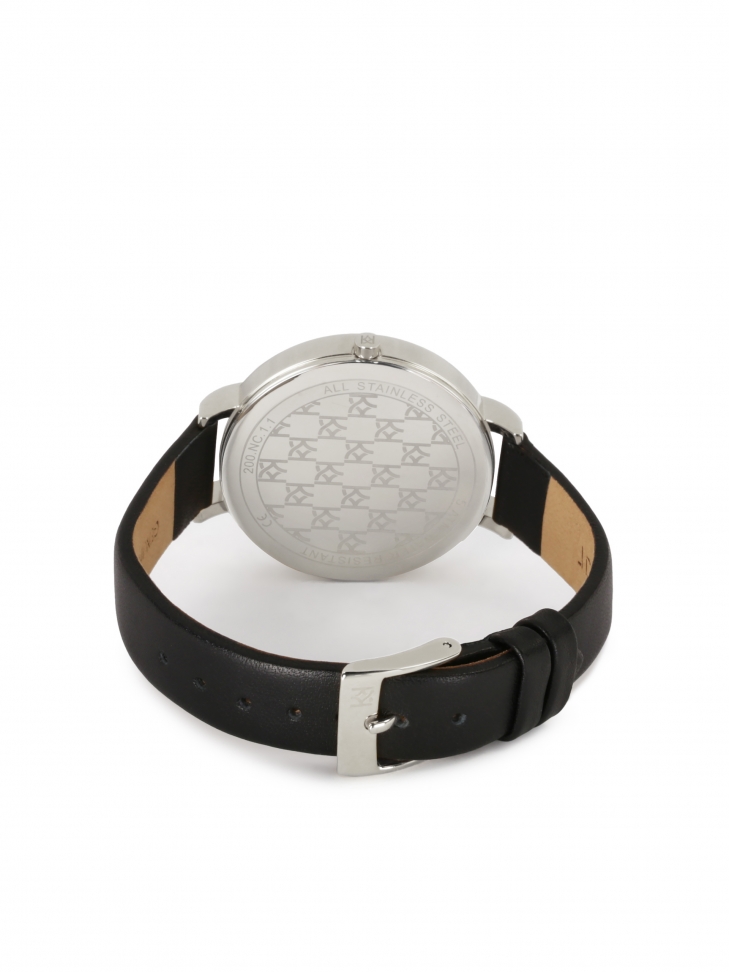 Czarno-srebrny zegarek ze skórzanym paskiem