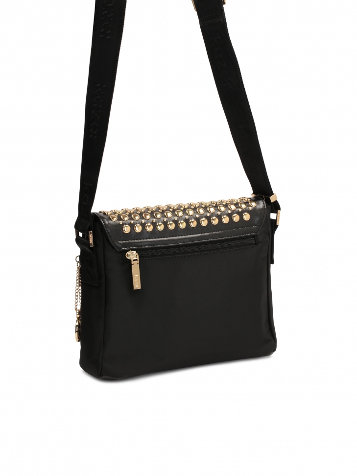 Czarna listonoszka z metalowymi nitami na klapie