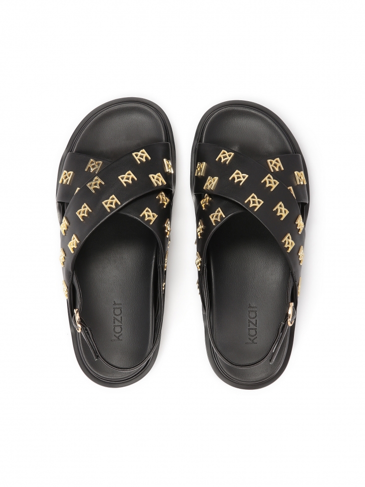 Płaskie sandały zdobione metalowymi monogramami