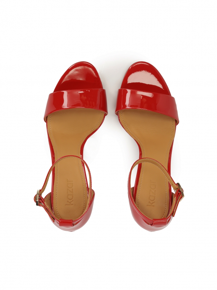 Czerwone lakierowane sandały z zabudowaną piętą