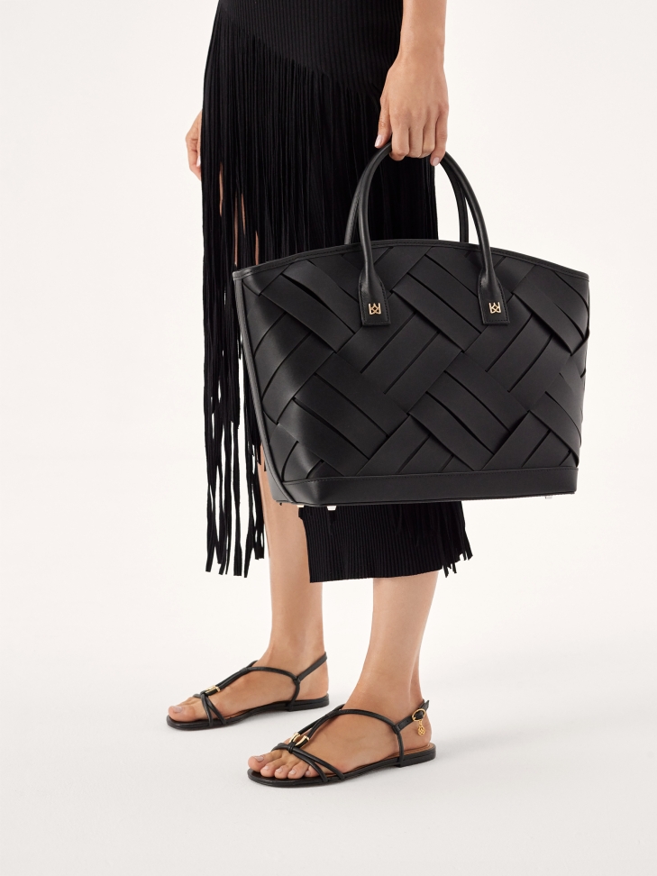 Czarne sandały ze skóry z biżuteryjną ozdobą