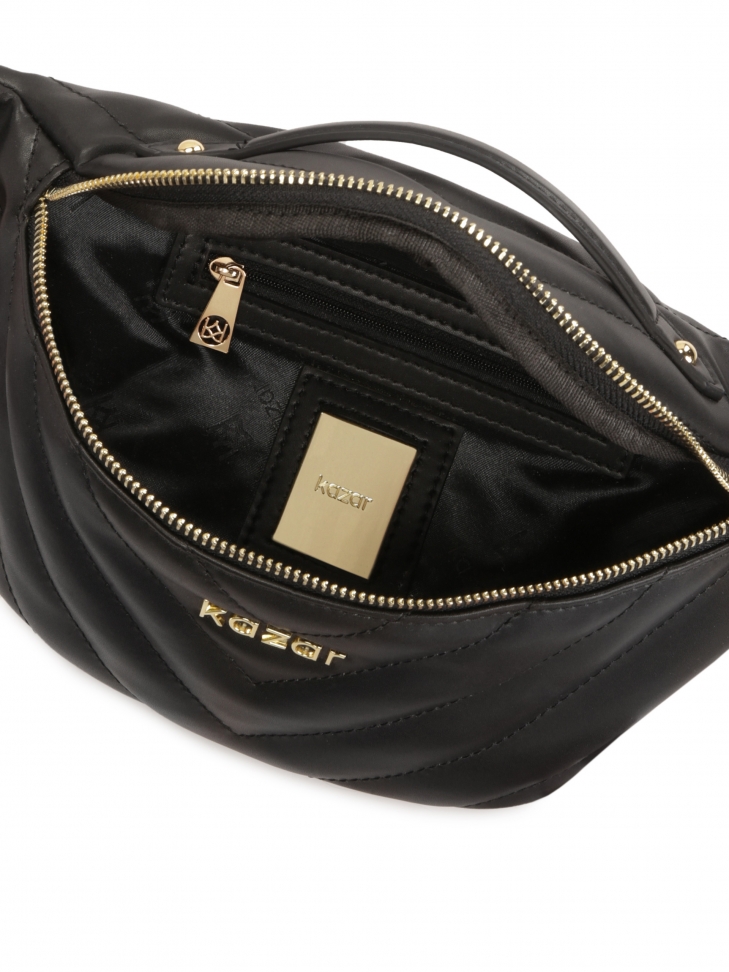 Czarna skórzana nerka ze skośnymi szwami