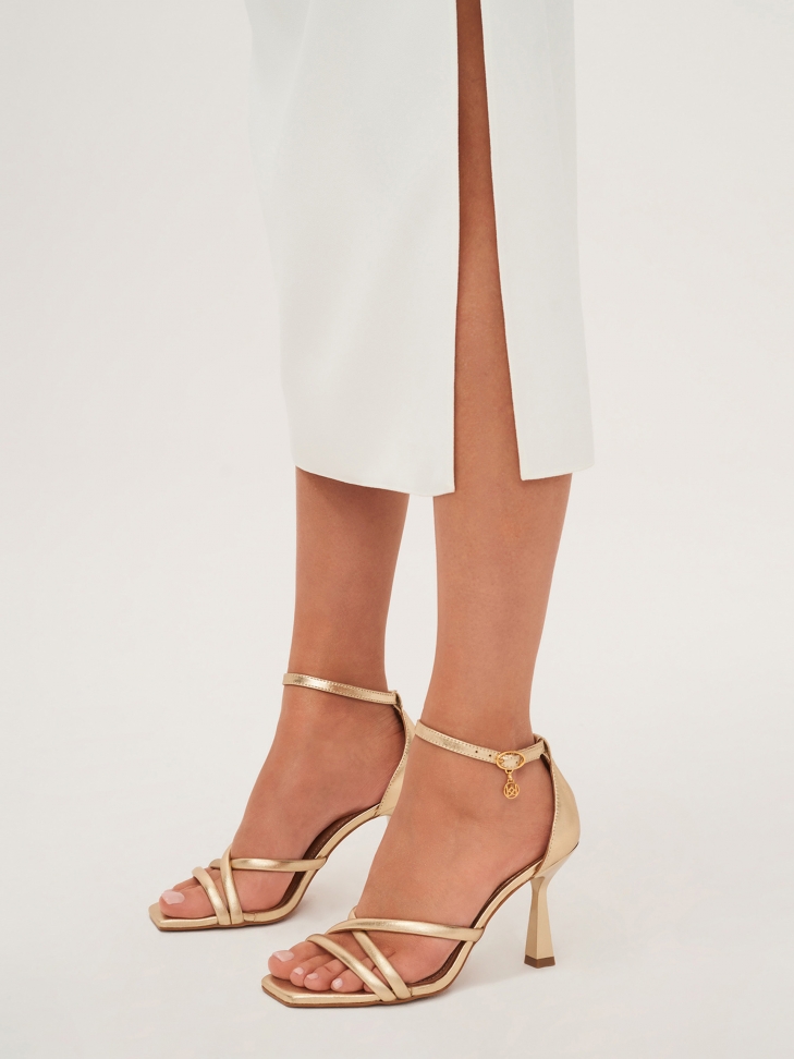 Złote sandały z zaytą piętą i kwadratowym noskiem