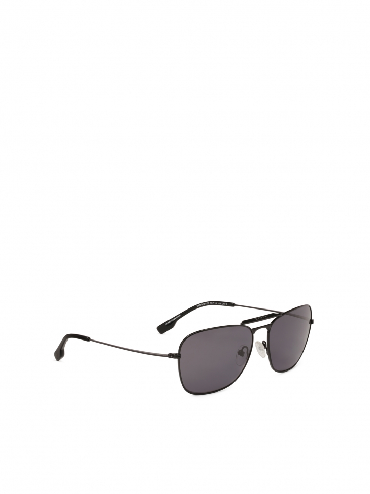 Czarne okulary przeciwsłoneczne z metalową ramką