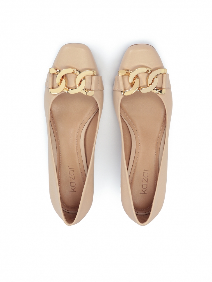 Niskie czółenka z metalową ozdobą