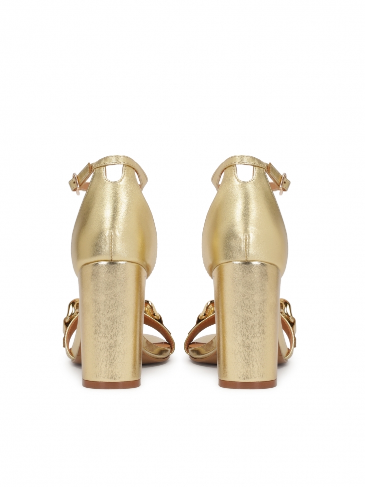 Złote sandały na klocku z zaytą piętą